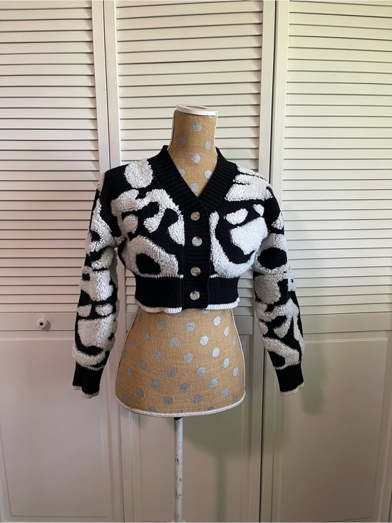 Daisy Tops - Daisy Crop button down long sleeve sweater, black and white size small